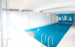 Schwimmbad (5x11m) - Sauna dahinter